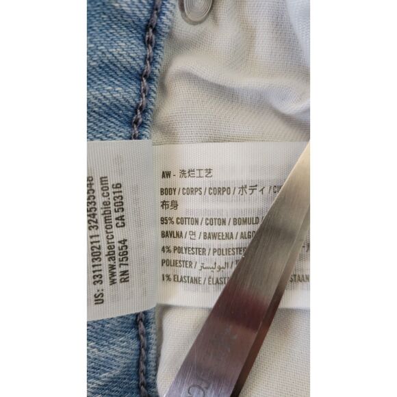 Hollister Light Wash Tapered Leg Denim Jeans - Picture 4 of 4